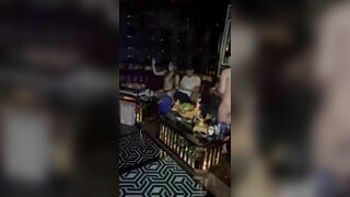 tay vịn nè xịn xò nè