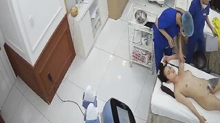 Hack cam em gái xăm trổ đi spa cạo lông lồn