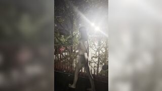 Cùng em teen kính cận xinh dâm nữa đêm từ chung cư ra ngoài đường show hàng public