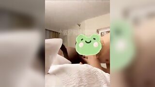Vợ anh ấy trước mặt anh ta như một con chó cái nhỏ dịu dàng!