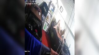 Nhân viên tiệm tóc thủ dâm khi cb ngủ sẵn rửa lồn trên bồn gội đầu - 1
