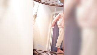 Qua nhà thằng bạn chơi sẵn đặt cam quay lén bà chị của nó tắm