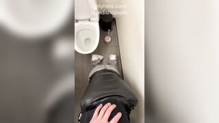 First date đưa em đi public tại nhà vệ sinh nam trung tâm thương mại