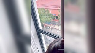 bám kính địt ko rút đc chim ra