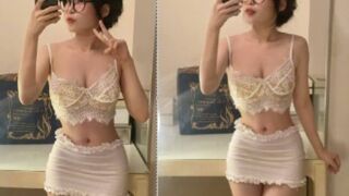 Em da trắng rên sướng khi chơi doggy