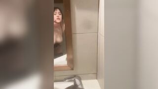 Lẻn vào lúc em họ tắm và cái kết địt tung lồn