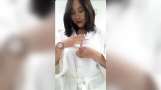 giờ mấy em việt còn khoe hàng trên instagram