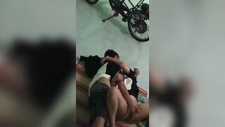Anh họ 18 tuổi móc lồn bóp vú con em 17 tuổi,muốn đút cặc vào đụ nhưng lại không dám.