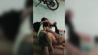 Anh họ 18 tuổi móc lồn bóp vú con em 17 tuổi,muốn đút cặc vào đụ nhưng lại không dám.