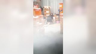 Quay lén chị chủ địt cùng trai trong kho dâm đãng báo luôn cho ông chủ phần 1