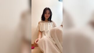 Em dễ thương bím hồng múp thủ dâm