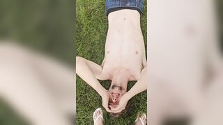 Đái vào mồm người lạ trong công viên