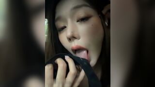 Thủ dâm trên xe còn liếm quần xì dính nước lồn