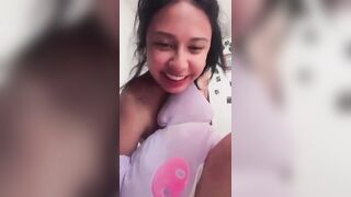 Em teen thủ dâm bằng những cây bút