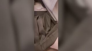 Sờ lồn con bạn thân trong phòng hát phần 1