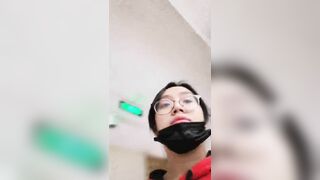 Con đĩ dâm dục kính cận có sở thích nude public nhém xíu bị phát hiện