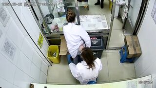 Bác sĩ bệnh cũng phải tiêm vào đít, nhìn nó nứng thật.