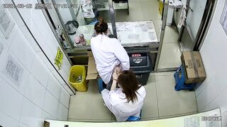 Bác sĩ bệnh cũng phải tiêm vào đít, nhìn nó nứng thật.