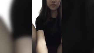 Gạ mãi em nó mới móc lồn cho xem dâm đãng