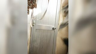 Quay lén chị hàng xóm tắm mát 2