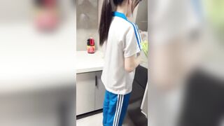 Địt bé học sinh sau khi đi học về vẫn còn mặc quần áo bím non lông mới nhú 2