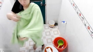 Quay lén e gái công nhân phát hiện cam mà vẫn tắm như thường