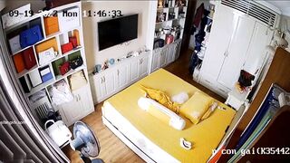 Ông bố đặt cam trong phòng con gái thay đồ