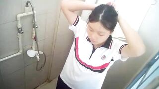 Phát hiện là có cam mà vẫn cứ tắm vô tư hồn nhiên