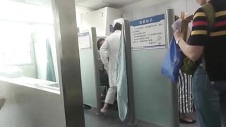 Đi bệnh viện giả vờ để quay lén bác sĩ tiêm thuốc vào mông đít các chị gái xinh.