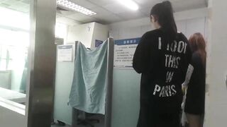 Đi bệnh viện giả vờ để quay lén bác sĩ tiêm thuốc vào mông đít các chị gái xinh.