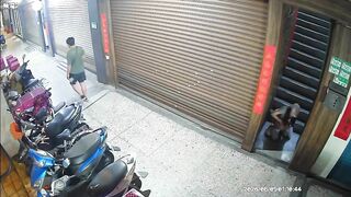 Chưa kịp lau đít em đã vội vàng đi.