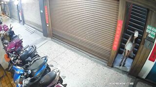 Chưa kịp lau đít em đã vội vàng đi.