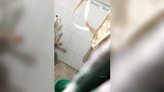 Sang chơi sẵn quay lén mẹ thằng bạn thân tắm