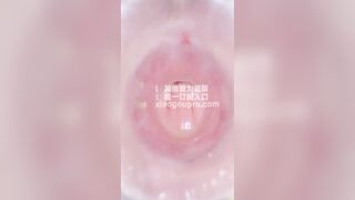 Dùng que phát sáng đút vào lồn💦, đồng thời dùng phích cắm hậu môn rỗng để mở rộng lỗ