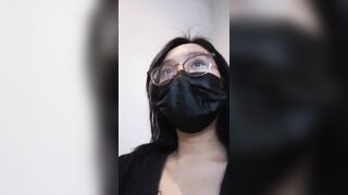 Em teen nứng lồn thủ dâm ngay cầu thang nhém tí bị phát hiện