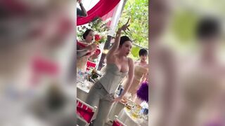 Chị gái đi đám cưới không mặc áo ngực khoe cặp vú bự, còn nhảy tưng tưng.