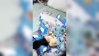 Em gái phòng trọ bên cạnh vừa coi sex vừa thủ dâm giật nảy người