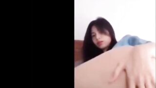 Bồ xinh đẹp móc lồn bằng sextoy rồi nằm ngửa cho anh đụ