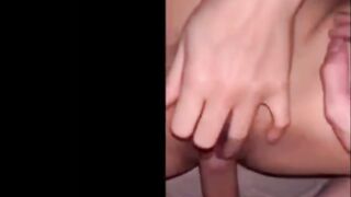 Bồ xinh đẹp móc lồn bằng sextoy rồi nằm ngửa cho anh đụ