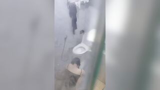 Quay lén bạn thân đang tắm
