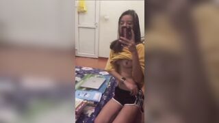 E học sinh mình dây khoe hàng 1