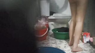 Quay lén teen non tơ tắm nếu được nhảy vô đc thì đụ em luôn rồi