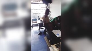 Đang làm việc bị ông già vô gia cư cầm 🔪 vào đòi đụ,không cho đụ thì biết kết quả