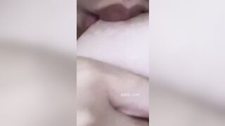 Quỳnh Như k9 tự bú vú