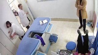 Quay lén anh trai dắt bạn gái vào bệnh viện để bác sĩ tiêm vào mông trần trắng tươi.
