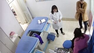 Quay lén anh trai dắt bạn gái vào bệnh viện để bác sĩ tiêm vào mông trần trắng tươi.