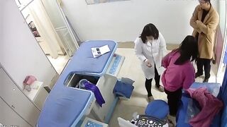 Quay lén anh trai dắt bạn gái vào bệnh viện để bác sĩ tiêm vào mông trần trắng tươi.