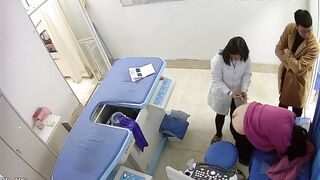 Quay lén anh trai dắt bạn gái vào bệnh viện để bác sĩ tiêm vào mông trần trắng tươi.