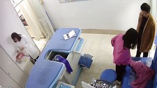 Quay lén anh trai dắt bạn gái vào bệnh viện để bác sĩ tiêm vào mông trần trắng tươi.