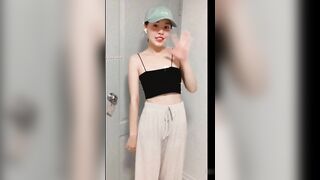 Gái xinh dáng thon tập tành show dú show lồn